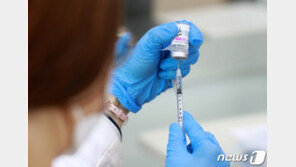 접종률 높여라…AZ백신 개봉조건 예약자 ‘7→5명’ 변경 검토