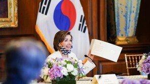 文 방미 수행단 탁현민 “뭐든 허투루 하면 안되겠구나 싶어 움찔”