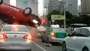 공중서 한 바퀴 회전한 과속 차량…반대차선 車에 ‘쿵’ (영상)