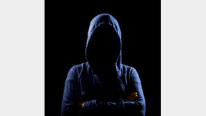 “사귀고 싶다” 아들뻘 20대 1년간 스토킹한 50대 여성 구속