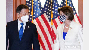 펠로시 美하원의장, 하이힐 신고 文대통령 뒤쫓은 사연은?