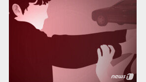 머리 밀고 원피스 입은 괴이한 청년…알고보니 감금 피해자