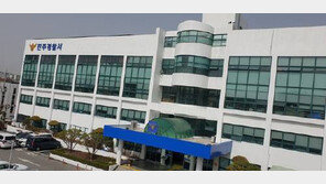 머리 밀고 원피스 입은 男 알고보니 ‘감금’…가해자 3명 구속 