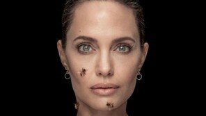 벌떼에 뒤덮인 앤젤리나 졸리…‘이것’ 강조 하려 (영상)