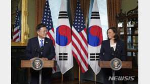 文, 해리스 美부통령 접견…“한반도 완전한 비핵화에 빈틈없이 공조”