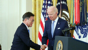 ‘노마스크’에 맨손 악수…스가 때와 달랐던 文-바이든 백악관 대면