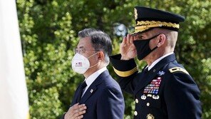 문대통령, 6·25 참전용사 훈장 수여식 참석…바이든 “함께 해줘 영광”