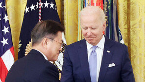 [속보] 바이든 “北 외교적 참여 방안과 긴장 완화 방안 논의”