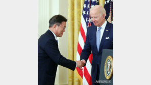 바이든 ‘노 마스크’로 문 대통령 대면…日 스가 때는 ‘두 겹’ 대조