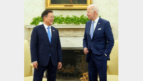 文-바이든, 한국 미사일 사거리 제한 푼다