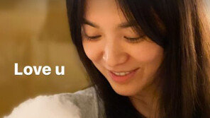 송혜교, 반려견과 함께한 일상…수수한 민낯 미모 눈길