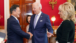 마스크 벗은 文, 바이든과 맨손 악수…질 바이든 여사도 만났다
