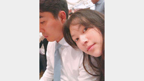 배우 신애, 2세 연상 남편 얼굴 공개