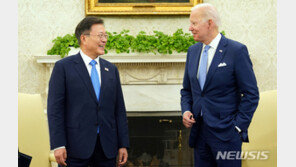 바이든, 文대통령과 회담 “너무 즐겨서” 길어져…‘화기애애’