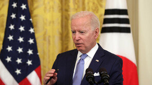 바이든 “케이팝 팬, 어디에나”…연예매체 ‘BTS 지칭’ 해석