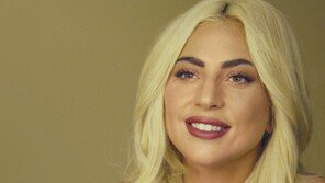 “19살 때 성폭행 임신…정신착란 겪었다” 레이디 가가의 눈물