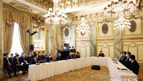 文대통령 “최고의 회담”…野 “백신, 구체적인 약속 없어”