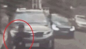 숨어있다 차로 돌진…‘스쿨존 운전자 위협행위’ 아이 포착 (영상)
