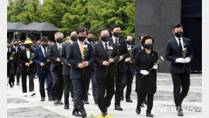 與 주자들 “노무현 뜻 이루겠다”…野 “盧, 文정부 위선에 실망할듯”