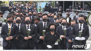 ‘盧 12주기’ 집결한 與 잠룡들…이광재 ‘출마 예고’, 추미애도 참석