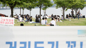 “거리두기에 지쳐”…해수욕장·등산로에 5명 이상-노마스크 북적 