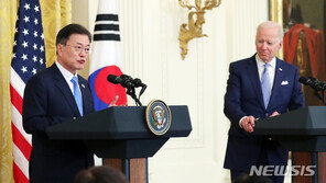 외신기자 놀라게 한 文질문 “우리 여기자는 왜 손 안드나”