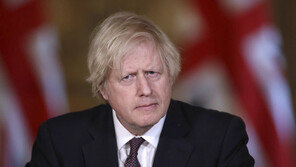 英 존슨 총리, 약혼녀와 내년 7월 결혼하나…지인에 청첩장