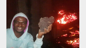 “와! 이건 인생샷”…용암 불타는 콩고 마을 주민들 ‘셀카 놀이’