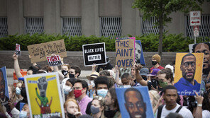 ‘흑인 생명 소중’ 시위 촉발, 플로이드 사망 1주기…1500명 집회