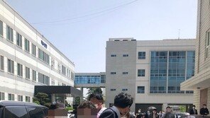 윤석열 장모 친윤·반윤 유튜버 몸싸움 속 법원 출석