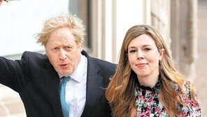 존슨, 24세 연하 ‘막후실세’와 내년 7월 3번째 결혼
