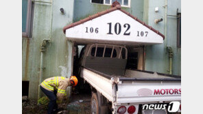 하마터면 출근길에…아파트 현관으로 돌진한 1톤 트럭