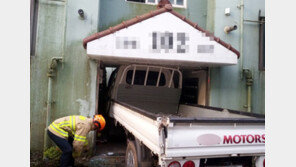 이른 아침에 ‘쾅’…아파트 현관으로 돌진한 트럭