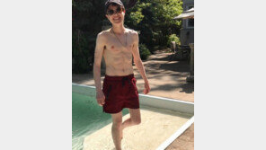 ‘성전환’ 엘리엇 페이지, 가슴 절제술 후 상반신 탈의