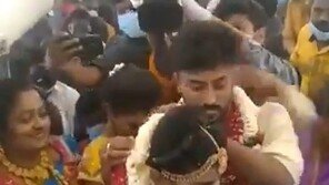 코로나 규제 피하려고 비행기 타고 결혼식 올린 인도 커플