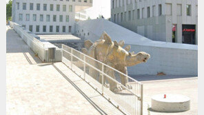 “공룡 조각상서 이상한 냄새”…다리 절단하니 시신 나와