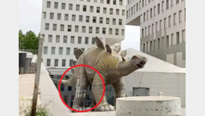 공룡 조각상 보던 부자 “윽, 무슨 냄새”…다리 속에 남성 시신