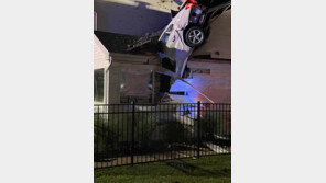 가정집 지붕에 거꾸로 박힌 자동차…무슨 일?