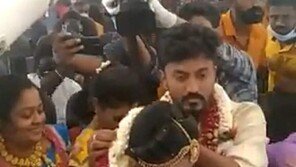 인도 커플 ‘하늘 결혼식’ 꼼수… 하객수 제한에 전세기 띄워