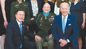 태영호, 文-바이든 무릎 꿇은 기념사진에 “대단한 책략가”