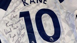 손흥민과 뜨거운 포옹, 유망주에게 유니폼 선물…이별을 준비하는 케인