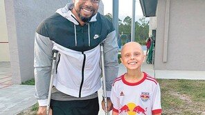 목발 짚은 우즈, 암투병 10세 소녀 응원