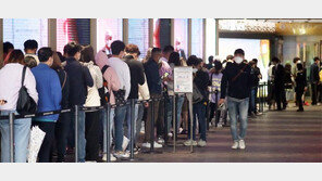 면세점 입장 기다리는 긴 줄