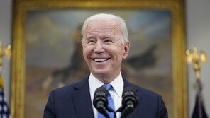 “79세 바이든, 입맛은 5세… 회의 중에도 손주 전화는 꼭 받아” 