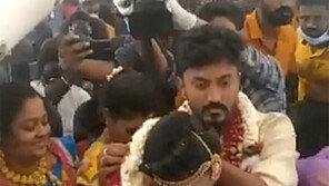 방역규제 피하려… 인도 커플 ‘전세기 결혼’ 