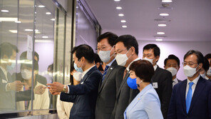 與, 삼바 찾아 “전인류 구원할 백신 기지”…정상회담 띄우기