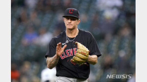 클리블랜드 플레삭, 황당 부상…셔츠 벗다 손가락 골절