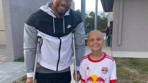 목발 짚은 골프황제 타이거 우즈…암 투병 소녀 만나 격려