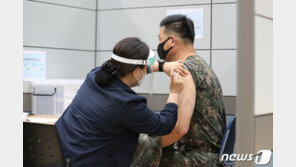 육군 간부 1명도 AZ백신 1차 접종 후 확진…軍 13번째 사례