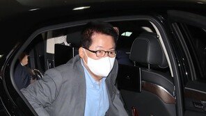 기자들 질문에도 묵묵부답…미국行 오른 박지원 국정원장 [청계천 옆 사진관]